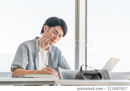University students (high school students, students, cram schools, cram schools) attending lectures at universities, junior colleges, vocational schools, and cram schools 111087027