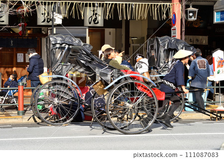 在淺草的人力車攤位等待顧客的人力車 在淺草的人力車攤位等待顧客的人力車 111087083