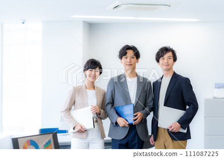 Business person working in the office 111087225