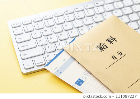 鍵盤、薪資袋和考勤卡 111087227