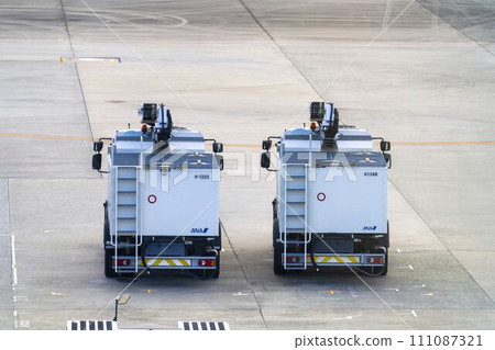 Osaka Airport (Itami) in winter, behind the de-icing car, Itami City, Osaka Prefecture Osaka Airport (Itami) in winter, behind the de-icing car, Itami City, Osaka Prefecture 111087321