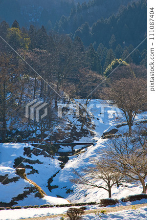 Ichijodani Asakura clan ruins reflected in the morning sun in winter 111087404