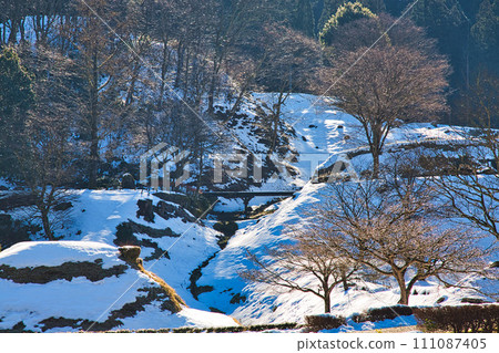 Ichijodani Asakura clan ruins reflected in the morning sun in winter 111087405