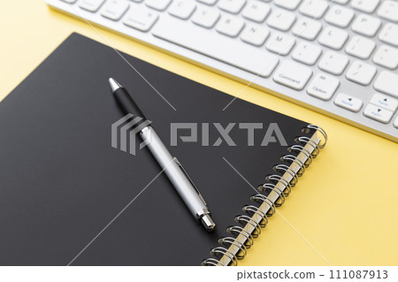 鍵盤和書寫用具 111087913
