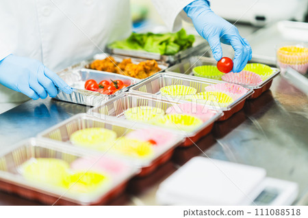 一名婦女在食品工廠製作午餐盒，不露面 111088518