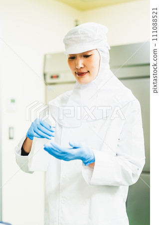 Food manager using disinfectant spray 111088521