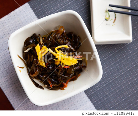 Seaweed salad in white bowl 111089412