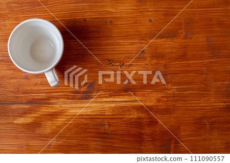 在木背景的空的咖啡杯 111090557