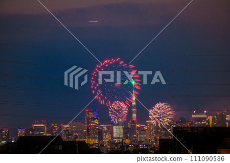 日本多摩川花火大會四年來首次出現川崎城市景觀。川崎市紀念玉川煙火大會的會場一側。六本木Hills等在後面 111090586
