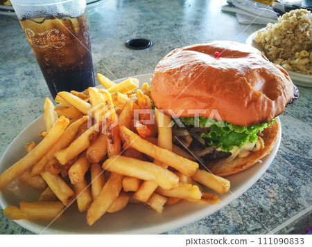 什錦薯條和漢堡 111090833