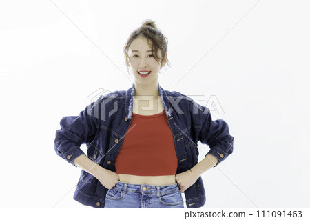 一位身穿紅色衣服和牛仔夾克的年輕女子的肖像，垂直位置 111091463