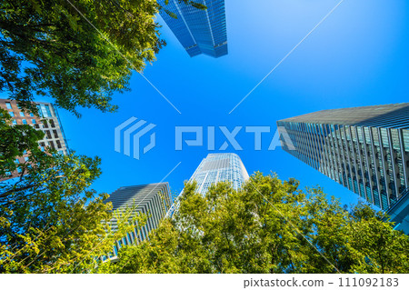 日本東京城市景觀虎之門之丘站塔與今天開放的建築 = 2020 年 10 月 6 日 111092183