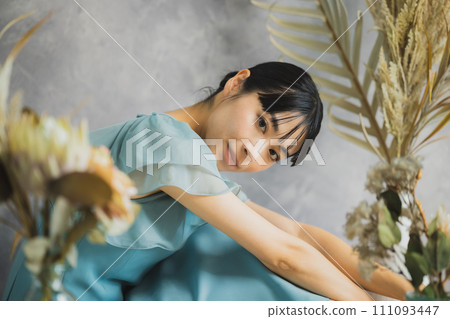 有花的一名婦女 111093447