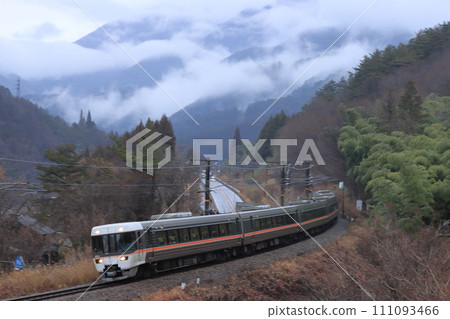 383 series Shinano running along Kisoji road with clouds in the background_Photographed on January 20, 2024 383 series Shinano running along Kisoji road with clouds in the background_Photographed on January 20, 2024 111093466