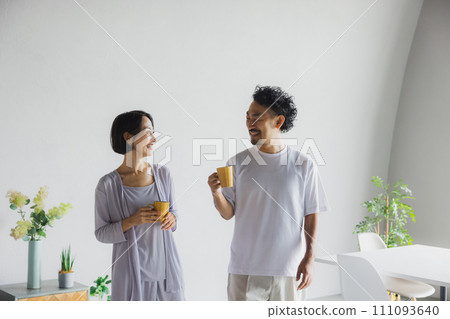 Couple holding a mug and talking 111093640