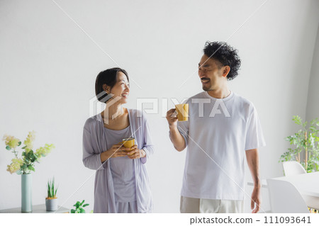 Couple holding a mug and talking Couple holding a mug and talking 111093641