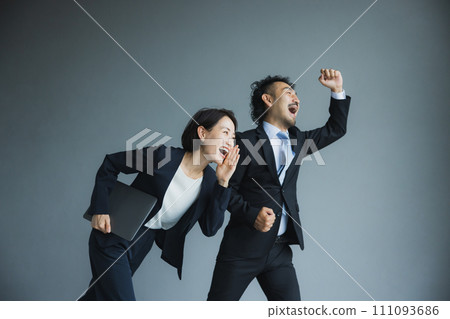 中型商人和女性 111093686