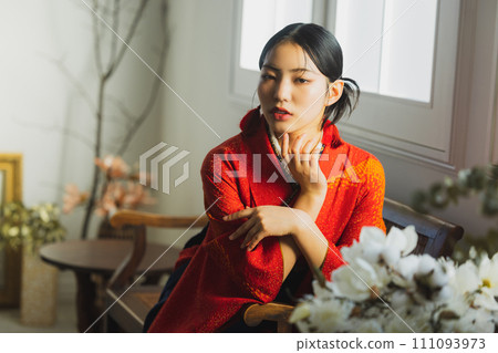 身穿朱紅色長袖和袴的女子 111093973