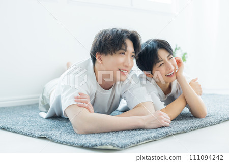 一對穿著休閒裝放鬆的情侶 111094242