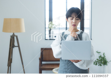 一個女人使用電腦 111094337
