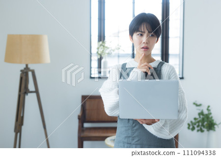 一個女人使用電腦 111094338