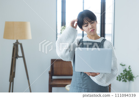 一個女人使用電腦 111094339