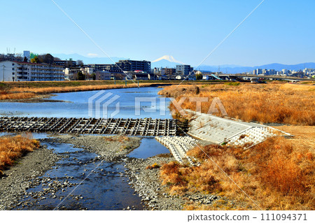 Manganji Pedestrian Bridge/Upstream from Fureai Bridge, looking towards Takahata Bridge/Asakawa (Hino City, Tokyo) [2024.1] 111094371