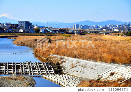 萬願寺人行天橋/交流橋上游，眺望高畠橋/淺川（東京都日野市） [2024.1] 111094374