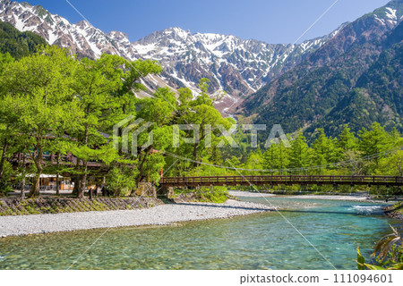《Fresh green season! Kamikochi in early summer》Kappa Bridge and the remaining snow on the Hotaka Mountain Range 111094601