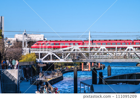 日本東京城市景觀,俯瞰墨田公園、墨田河步道、火車等 = 2020 年 1 月 27 日 日本東京城市景觀,俯瞰墨田公園、墨田河步道、火車等 = 2020 年 1 月 27 日 111095209