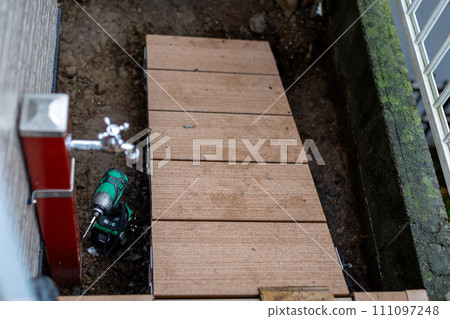Wood deck construction 111097248