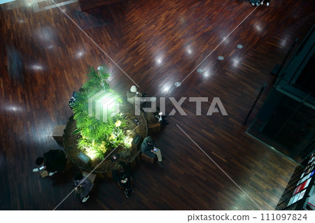 人們看著智慧型手機 111097824