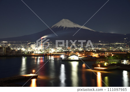 Fuji under the moon and night view of factories <Fuji City> Fuji under the moon and night view of factories <Fuji City> 111097985