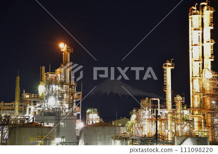 月下的富士山與工廠夜景<富士市> 111098220