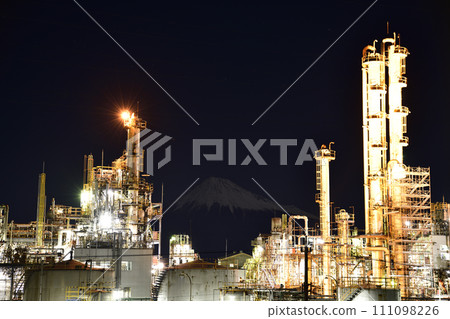 月下的富士山與工廠夜景<富士市> 111098226