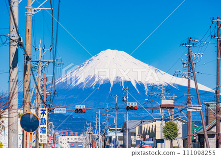 (Shizuoka Prefecture) Mt. Fuji covered in snow over Miho Kaido 111098255