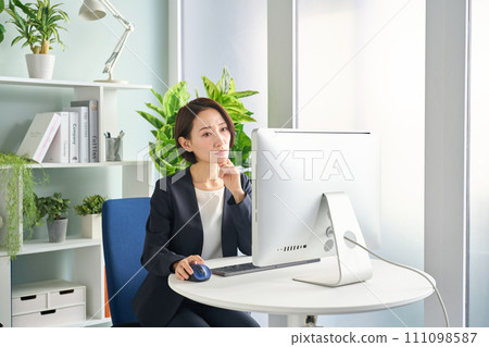 Women working on a computer 111098587