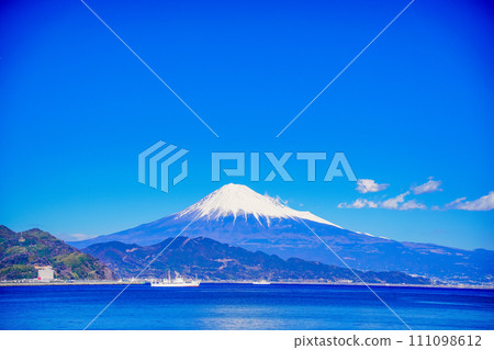 (靜岡縣)以富士山為背景駛過清水港的船 (靜岡縣)以富士山為背景駛過清水港的船 111098612