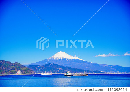 (靜岡縣)以富士山為背景駛過清水港的船 (靜岡縣)以富士山為背景駛過清水港的船 111098614