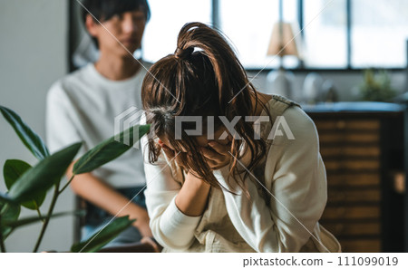 一個悲傷的人的圖像剪切 111099019