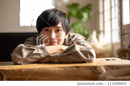 穿著休閒裝的酷男人肖像 111099041