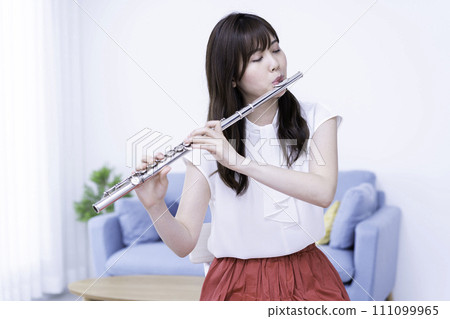 在客廳吹長笛的女人 111099965