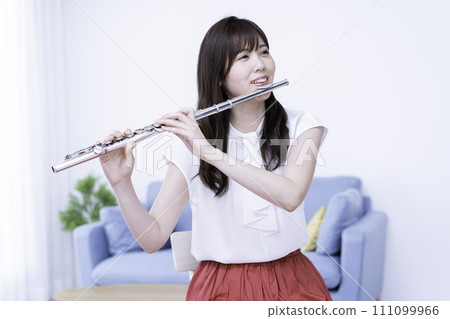 在客廳吹長笛的女人 111099966