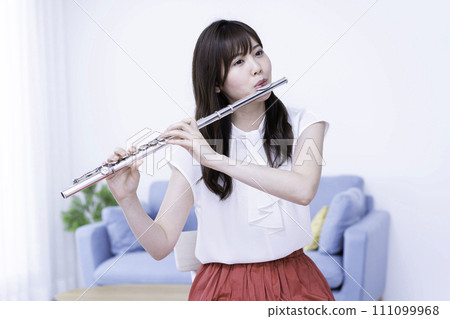 在客廳吹長笛的女人 111099968