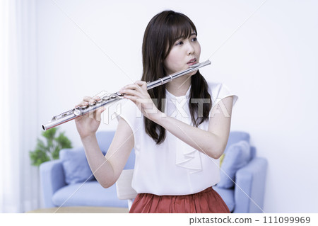 在客廳吹長笛的女人 111099969
