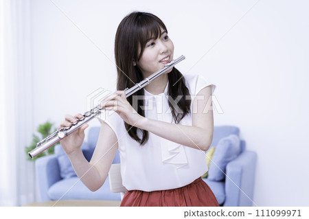 在客廳吹長笛的女人 111099971