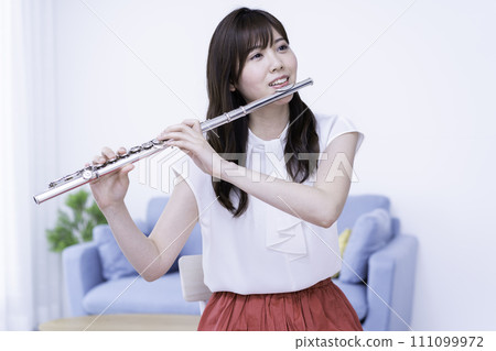 在客廳吹長笛的女人 111099972
