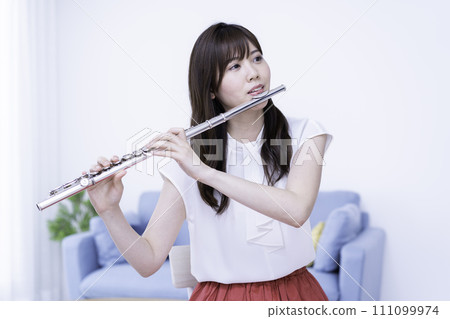在客廳吹長笛的女人 111099974