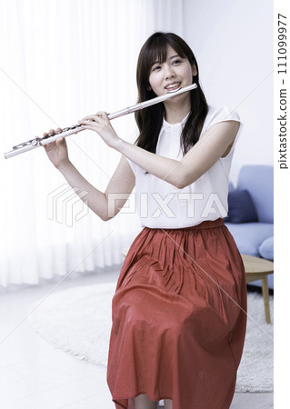 在客廳吹長笛的女人 111099977
