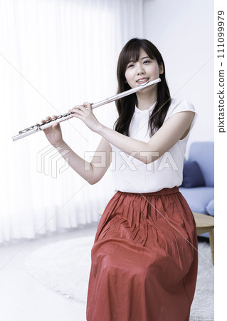 在客廳吹長笛的女人 111099979